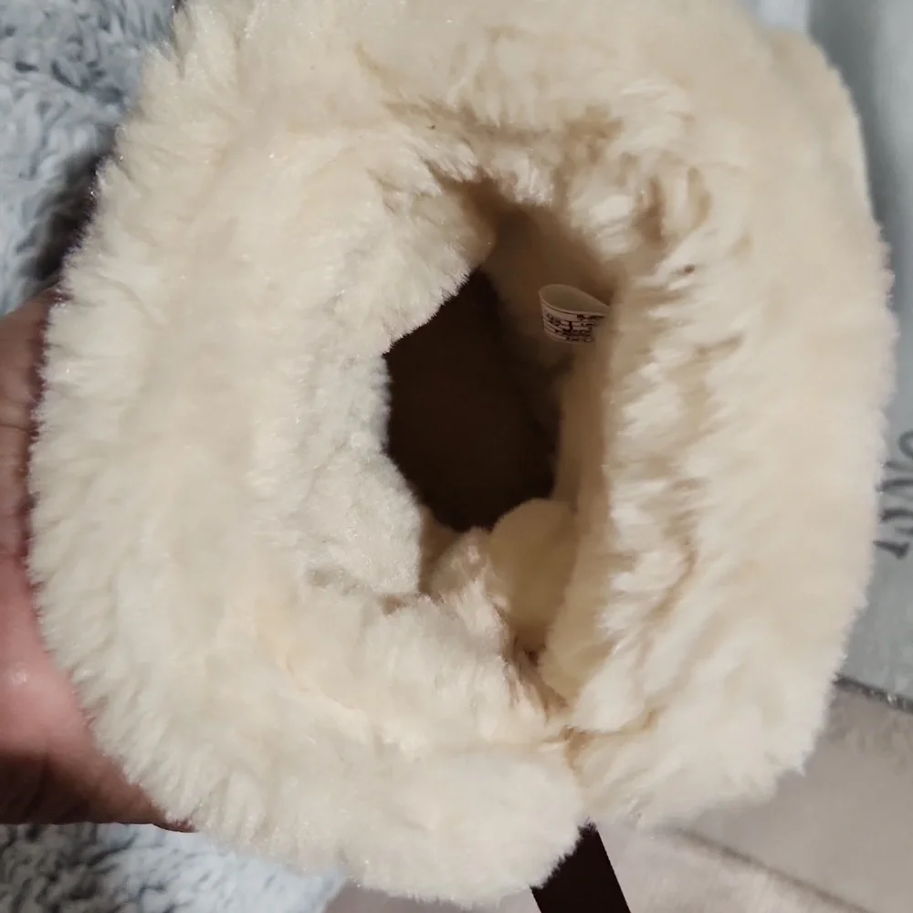 LAMO Girl  Size 2. Brown Suede Boots with Cream Fur Trim